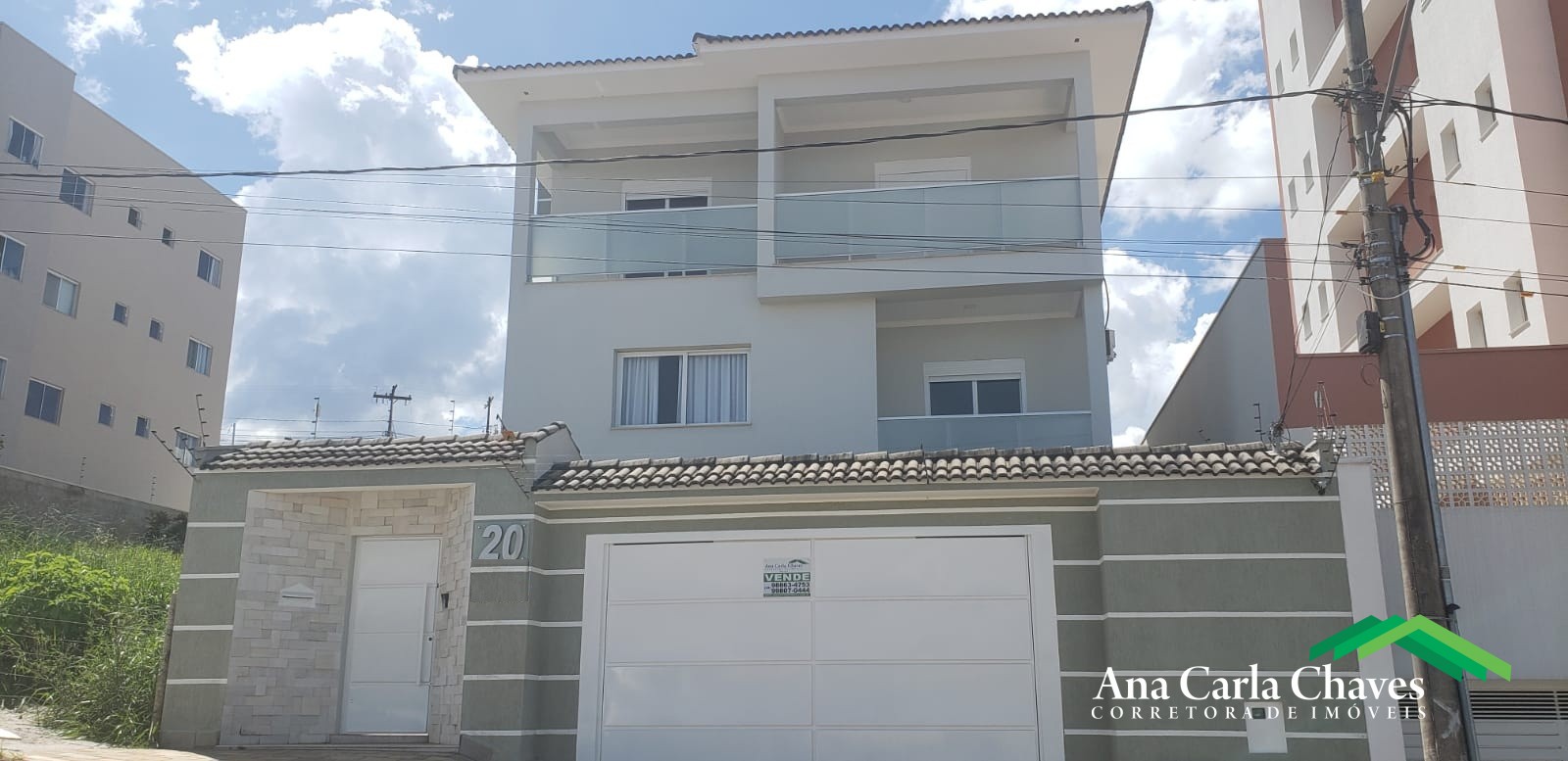 VENDE-SE BELÍSSIMA CASA COM EXCELENTE ACABAMENTO NO BAIRRO SANTA RITA