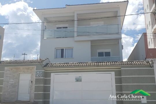 VENDE-SE BELÍSSIMA CASA COM EXCELENTE ACABAMENTO NO BAIRRO SANTA RITA