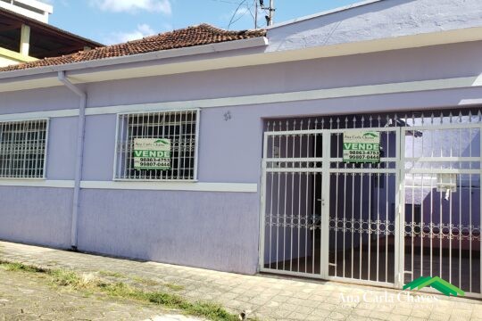 VENDE-SE CASA COM EXCELENTE LOCALIZAÇÃO NO CENTRO DA CIDADE