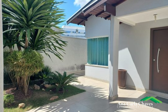 VENDE-SE CASA NO BAIRRO SANTA RITA I COM LOCALIZAÇÃO PRIVILEGIADA